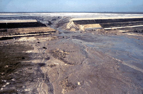 Close-up of the embankment breach